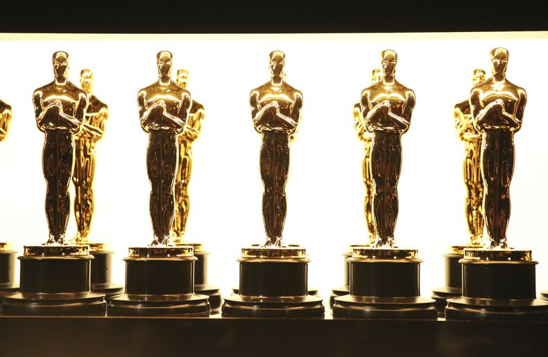 ARCHIVO - Estatuillas de los Oscar aparecen detrás del escenario en los Oscar en Los Ángeles el 26 de febrero de 2017. (Foto Matt Sayles/Invision/AP, archivo)