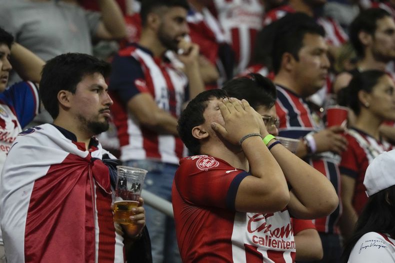 Los hinchas de Guadalajara reaccionan tras la derrota 3-2 ante Tigres en la final de la Liga MX, el domingo 28 de mayo de 2023, en Guadalajara. (AP Foto/Eduardo Verdugo)