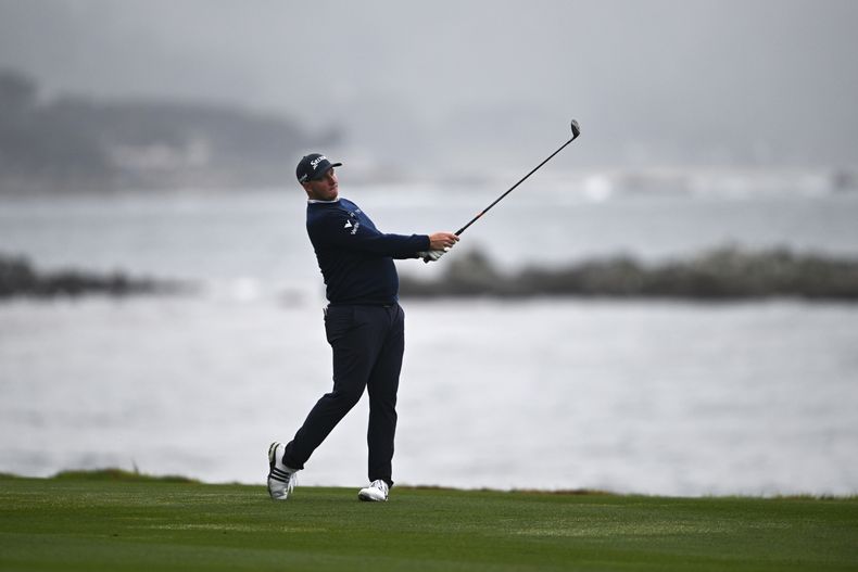 El austríaco Sepp Straka realiza un golpe hacia el hoyo 18 en el torneo de Pebble Beach, California, el sábado 1 de febrero de 2025 (AP Foto/Nic Coury)