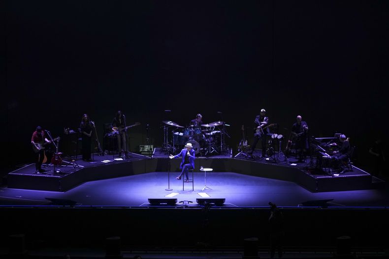 El cantante español Joaquín Sabina se presenta en concierto en la Ciudad de México, el lunes 27 de enero de 2025. (Foto AP/Eduardo Verdugo)