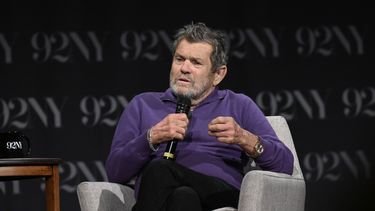 ARCHIVO - Jann Wenner habla sobre su nuevo libro Like a Rolling Stone: A Memoir en 92nd Street Y, el 13 de septiembre de 2022, en Nueva York. Jann Wenner, quien cofundó la revista Rolling Stone y también era cofundador del Salón de la Fama del Rock & Roll, fue retirado de la junta de directores del salón después de hacer comentarios despectivos sobre mujeres músicas y músicos negros. (Foto Evan Agostini/Invision/AP, File)