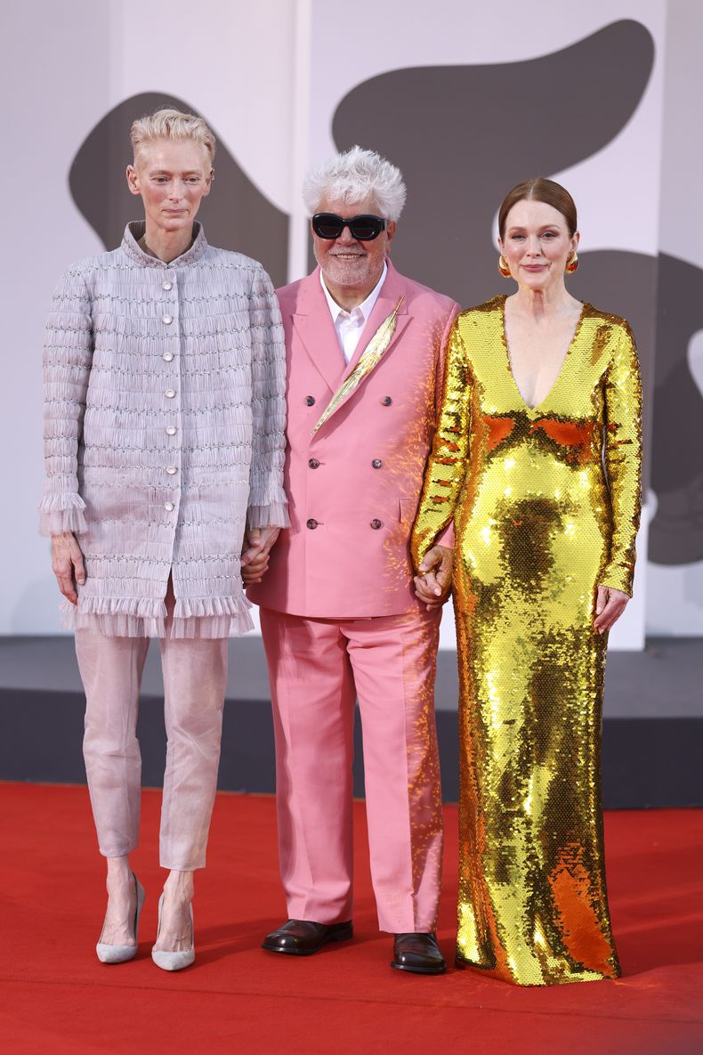 Tilda Swinton, izquierda, el director Pedro Almodóvar y Julianne Moore posan a su llegada para el estreno de la película The Room Next Door durante la 81ª edición del Festival de Cine de Venecia en Venecia, Italia, el lunes 2 de septiembre de 2024. (Foto Vianney Le Caer/Invision/AP)