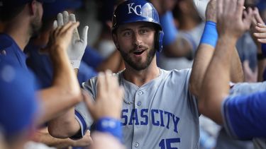 Paul DeJong de los Reales de Kansas City celebra su jonrón en la segunda entrada del juego ante los Guardianes de Cleveland el martes 27 de agosto del 2024. (AP Foto/Sue Ogrocki)