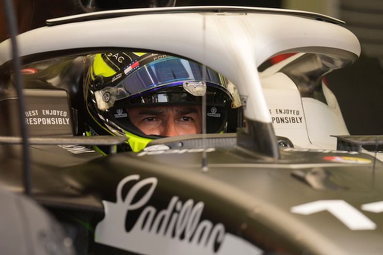 El piloto mexicano Sergio Pérez al volante de su Cadillac durante las pruebas de la Fórmula Uno, el 11 de febrero de 2026, en Bahréin. (AP Foto/Altaf Qadri)