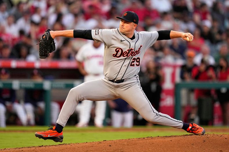 El lanzador abridor de los Tigres de Detroit, Tarik Skubal, lanza hacia el plato durante la segunda entrada de un partido de béisbol contra los Ángeles de Los Ángeles, el sábado 18 de julio de 2026, en Anaheim, California. (Foto AP/Mark J. Terrill)