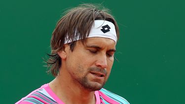 americateve | David Ferrer lamenta la p&eacute;rdida de un punto ante Stanislas Wawrinka en las semifinales del Masters de M&oacute;naco el 19 de abril del 2014. El espa&ntilde;ol perdi&oacute; ese partido y cay&oacute; tambi&eacute;n en su debut en el Abierto de Barce
