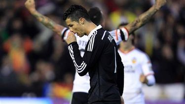 El portugués Cristiano Ronaldo, del Real Madrid, reacciona tras perder el partido de la Liga Española contra Valencia en el estado Mestalla, de Valencia, España, el domingo 4 de enero del 2015. Valencia ganó el partido 2 -1. ALBERTO SAIZ FOTO AP