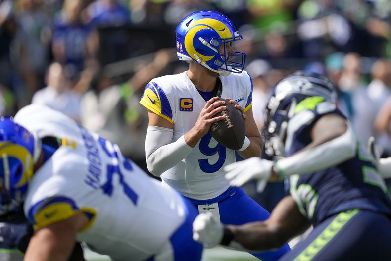 El quarterback de los Rams de Los Ángeles Matthew Stafford observa antes de lanzar el balón en el encuentro ante los Seahawks de Seattle el domingo 10 de septiembre del 2023. (AP Foto/Stephen Brashear)