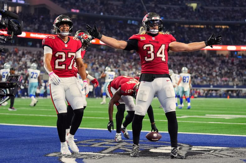 Alex Anzalone, linebacker de los Buccaneers de Tampa Bay festeja tras interceptar un pase para definir el duelo ante los Cowboys de Dallas, el jueves 8 de octubre de 2026 (AP Foto/Julio Cortez)