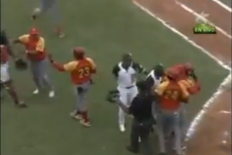 Matanzas y Pinar del Rio protagonizaron el primer hecho de indisciplina durante la inauguración de la Serie Nacional 2014-2015.