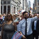 Zohran Mamdani, derecha, aspirante demócrata a la alcaldía neoyorquina, y la fiscal estatal Letitia James participan en la marcha del Orgullo el domingo 29 de junio de 2025, en Nueva York. (AP Foto/Olga Fedorova)