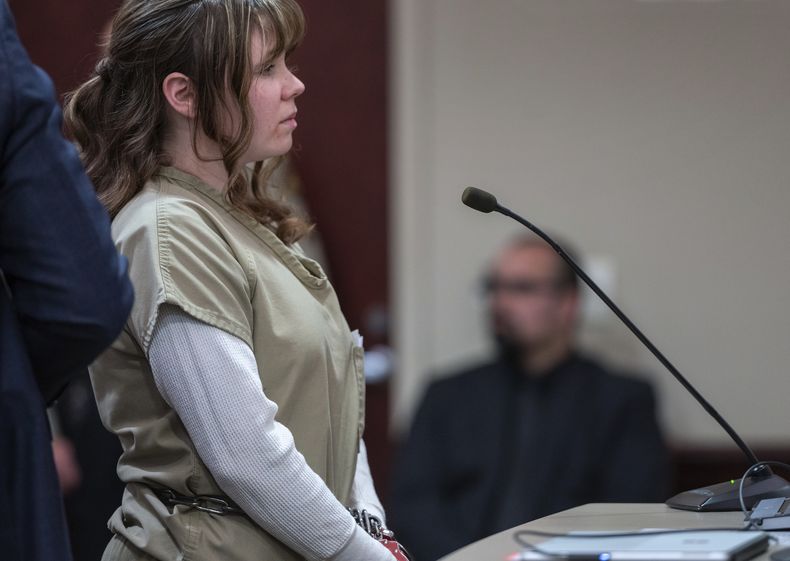 Hannah Gutierrez-Reed rinde una declaración ante el tribunal durante su audiencia de sentencia en Santa Fe, Nuevo México, el lunes 15 de abril de 2024. Gutierrez-Reed, la supervisora de armas en el set de la película del oeste Rust, fue sentenciada a 18 meses de prisión. Fue declarada culpable en marzo de homicidio involuntario por la muerte de la directora de fotografía Halyna Hutchins, quien recibió un disparo mortal de Alec Baldwin en 2021. (Eddie Moore/Albuquerque Journal vía AP, Pool)