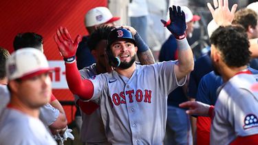 Wilyer Abreu, centro, de los Medias Rojas de Boston, es felicitado por sus compañeros de equipo después de anotar en la quinta entrada del juego de béisbol de Grandes Ligas ante los Angelinos de Los Ángeles, el sábado 4 de julio de 2026, en Anaheim, California. (AP Foto/William Liang)