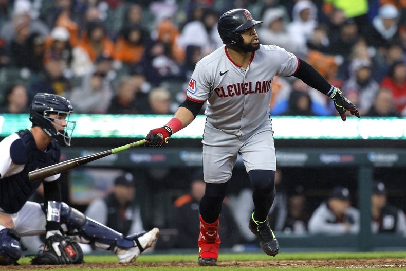El deominicano Carlos Santana, de los Guardianes de Cleveland, batea un doble de dos carreras ante los Tigres de Detroit, en el juego del jueves 22 de mayo de 2025 (AP Foto/Duane Burleson)