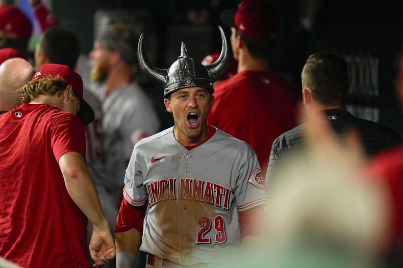 TJ Friedl de los Rojos de Cincinnati celebra con un aditamento e la cabeza tras pegar un jonrón de dos carreras en la décima que llevó a anotación de Will Benson en la victoria ante los Orioles de Baltimore el miércoles 28 de junio del 2023. (AP Foto/Julio Cortez)