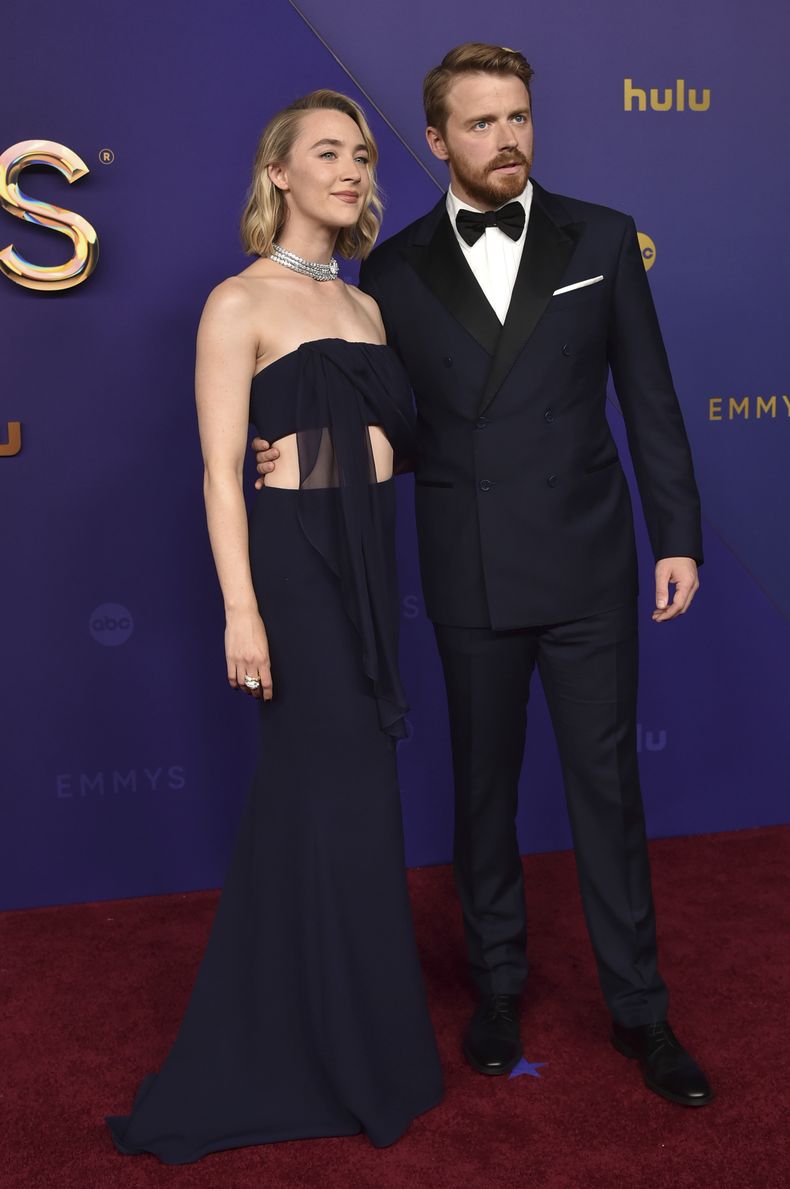 Saoirse Ronan, izquierda, y Jack Lowden llegan a la 76ª edición de los premios Emmy el domingo 15 de septiembre de 2024 en el Teatro Peacock de Los Ángeles. (Foto Richard Shotwell/Invision/AP)