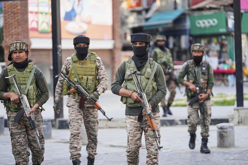 Soldados indios vigilan en un mercado en Srinagar, en la Cachemira controlada por la India, el martes 6 de mayo de 2025. (AP Foto/Mukhtar Khan)