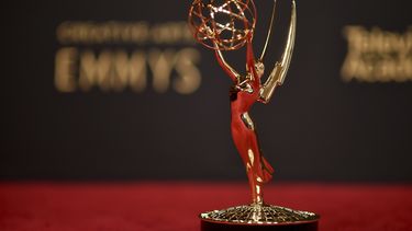 ARCHIVO - Una estatuilla del Emmy el sábado 11 de septiembre de 2021, en Los Ángeles. La 75a edición de los Premios Emmy se realizará el 15 de enero de 2024 tras un retraso de cuatro meses.. (Foto Richard Shotwell/Invision/AP)