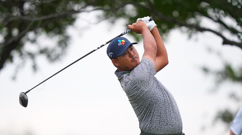 El surcoreano Si Woo Kim observa su bola en el tee del hoyo 11 durante la primera ronda del torneo Byron Nelson el Texas el jueves 21 de mayo del 2026. (AP Foto/LM Otero)