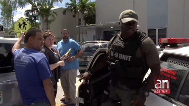 momentos de panico vivieron docenas de padres de estudiantes  de hialeah tras activacion de  codigo rojo