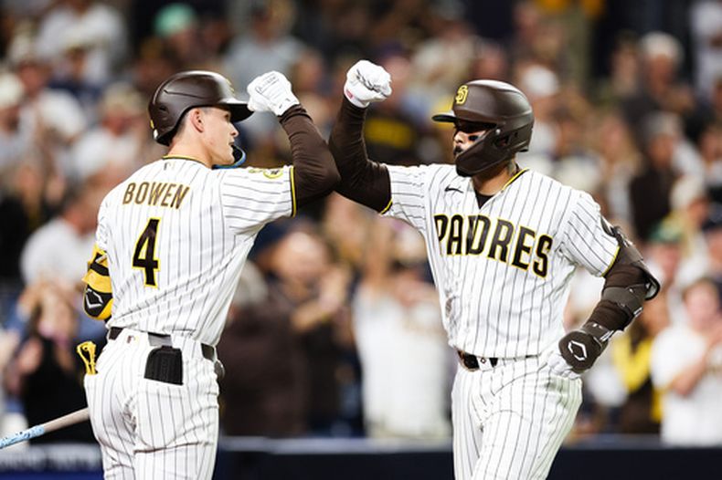 Luis Campusano, derecha, de los Padres de San Diego, es felicitado por su compañero Jase Bowen después de batear un jonrón solitario contra los Diamondbacks de Arizona en la sexta entrada del juego de béisbol de Grandes Ligas, el miércoles 8 de julio de 2026, en San Diego. (AP Foto/Derrick Tuskan)