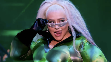 christina aguilera uso juguete sexual en pleno escenario (video)