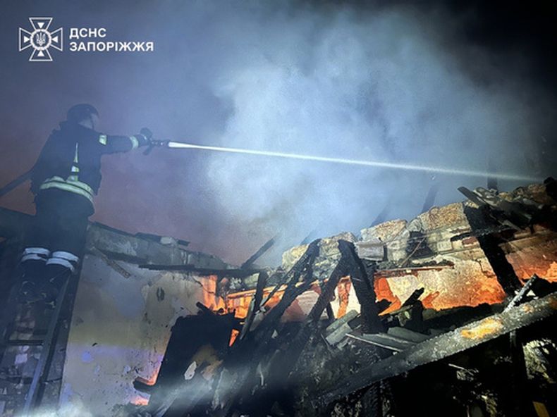 En esta imagen, distribuida por el Servicio de Emergencias de Ucrania, bomberos trabajan en la extinción de un incendio en un edificio residencial tras un ataque con drones rusos en Zaporiyia, Ucrania, el 26 de junio de 2026. (Servicio de Emergencias de Ucrania vía AP)