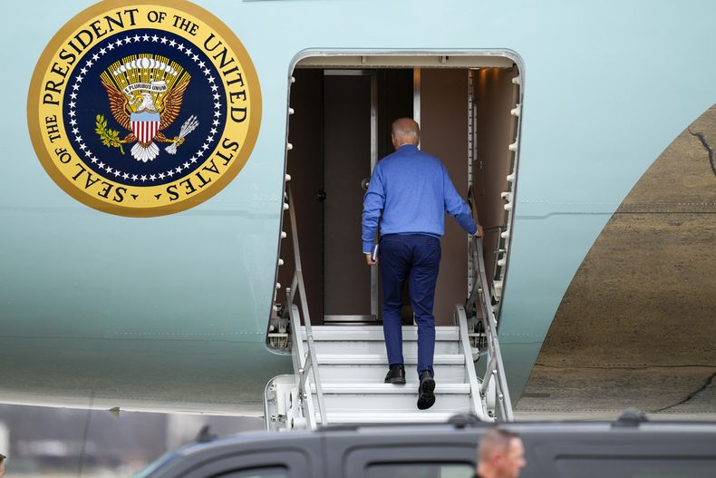 El presidente Joe Biden aborda el Air Force One el 25 de enero de 2024, en la Base de la Fuerza Aérea Andrews, Maryland. (Foto AP/Jess Rapfogel)