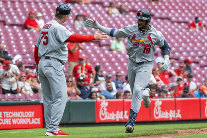 El jugador de los Cardenales de San Luis, Jordan Walker (18), celebra un jonrón de tres carreras con el entrenador de tercera base Ron Pop Warner (75) durante la tercera entrada de un partido de béisbol contra los Rojos de Cincinnati, el jueves 20 de agosto de 2026, en Cincinnati. (Foto AP/Tony Wagner)