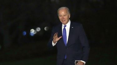 El presidente Joe Biden saluda mientras camina por la Explanada sur de la Casa Blanca en Washington, el miércoles 7 de febrero de 2024, después de regresar de Nueva York, donde asistió a tres eventos de recaudación de fondos. (AP Foto/Susan Walsh)