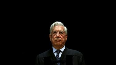 ARCHIVO - El Premio Nobel de Literatura peruano Mario Vargas Llosa asiste a la ceremonia donde le fue otorgado un título honoris causa por la Universidad Nova de Lisboa, en Lisboa, Portugal, el 22 de julio de 2014. (AP Foto/Francisco Seco, Archivo)