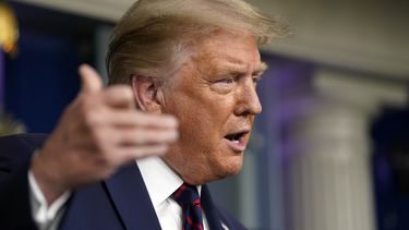 Trump firma memo que afectaría conteo de migrantes