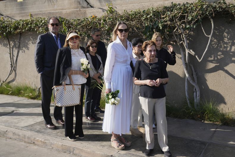 Familiares y amigos ven salir el vehículo que lleva el ataúd del premio Nobel de Literatura peruano Mario Vargas Llosa rumbo a un crematorio en Lima, Perú, el lunes 14 de abril de 2025. (AP Foto/Martín Mejía)