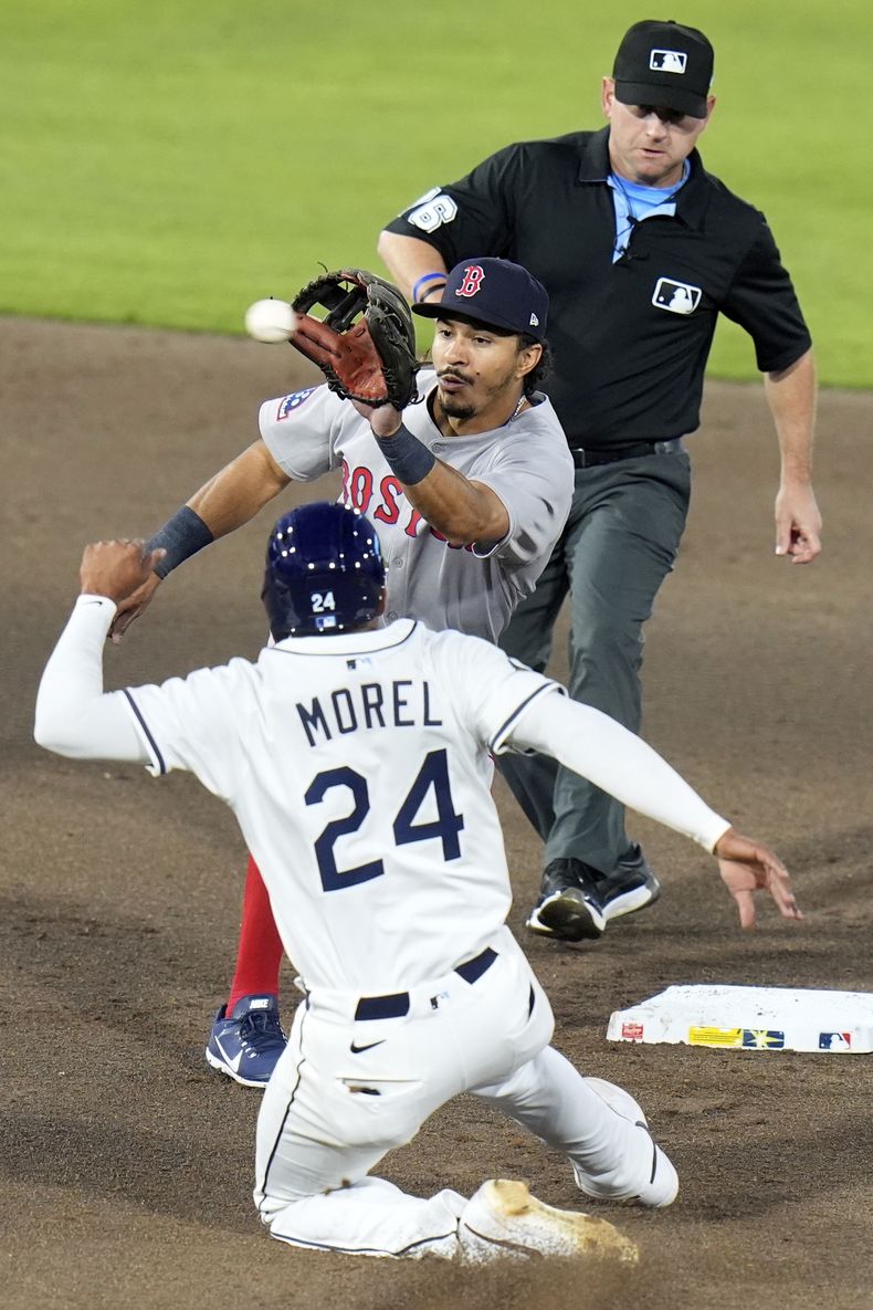 David Hamilton, de los Medias Rojas de Boston, se prepara para dejar fuera a Christopher Morel (24), de los Rays de Tampa Bay, en un intento de robo de segunda base durante la cuarta entrada del juego de béisbol de Grandes Ligas, el miércoles 16 de abril de 2025, en Tampa, Florida. (AP Foto/Chris OMeara)