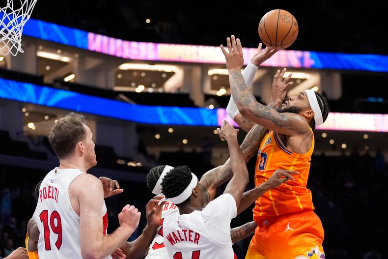 Miles Bridges, de los Hornets de Charlotte, dispara frente a los Raptors de Toronto, en el encuentro del sábado 29 de noviembre de 2025 (AP Foto/Chris Carlson)