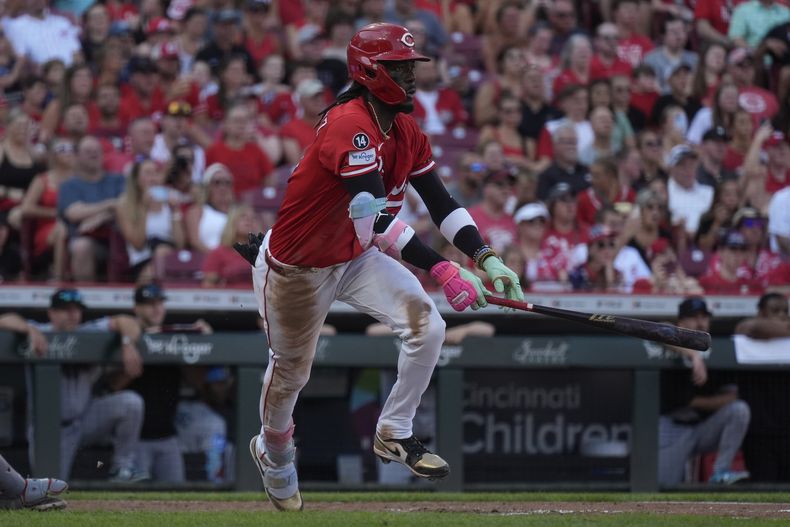 El dominicano Elly de la Cruz, de los Rojos de Cincinnati, observa su sencillo de dos carreras para empujar a su compatriota Noelvi Marte y a TJ Friedl, en el juego ante los Marlins de Miami, el jueves 10 de julio de 2025 (AP Foto/Carolyn Kaster)