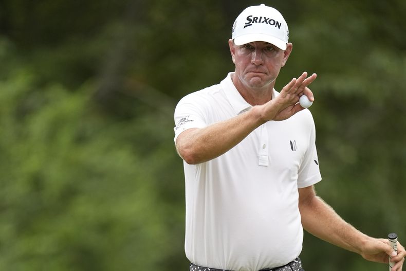 Lucas Glover agradece al público después de embocar su putt en el hoyo 8, durante la tercera ronda del St. Jude Championship, el sábado 12 de agosto de 2023, en Memphis (AP Foto/George Walker IV)