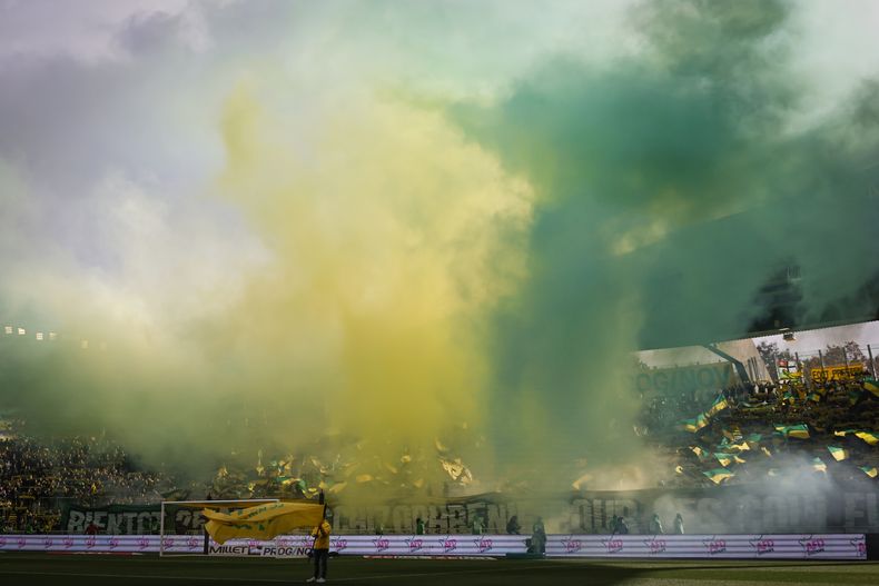 ARCHIVO - El humo emana sobre la cancha previo al partido entre Nantes y Reims en el Stade de la Beaujoire, el 5 de noviembre de 2023, en Nantes. (AP Foto/Jeremias Gonzalez)