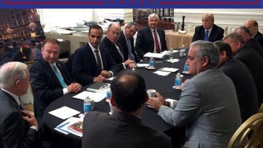 LO ÚLTIMO: Trump destaca renuncia de cabildero demócrata