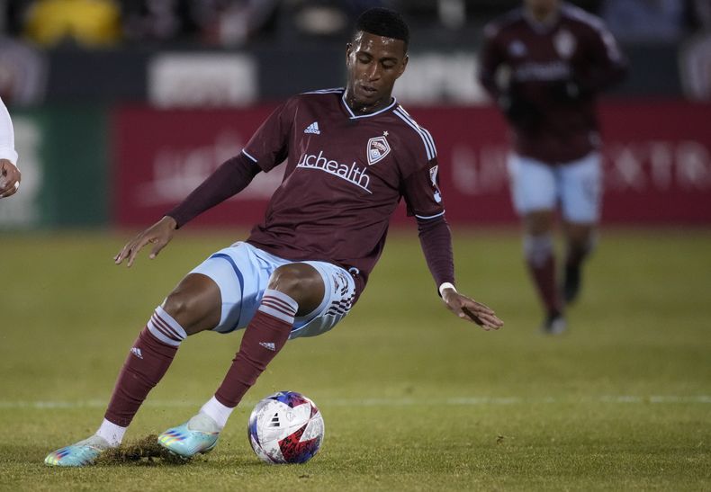 ARCHIVO - Foto del 18 de marzo del 2023, el mediocampista del Colorado Rapids Max Alves en el encuentro de la MLS. El lunes 15 de mayo del 2023, el fiscal de brasil Fernando Cesconetto, que investiga el escándalo de arreglo de partidos, dice que la investigación podría incluir a jugadores en otros países. (AP Foto/David Zalubowski, Archivo)