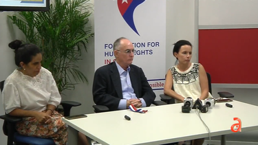 roberto quinones y omara ruiz urquiola reciben en miami la medalla calixto garcia por la libertad y el valor