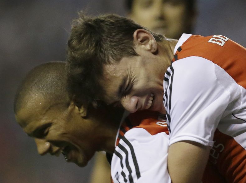 Carlos Andr&eacute;s S&aacute;nchez (izquierda), del River Plate de Argentina, festeja con su compa&ntilde;ero Lucas Boye, tras anotar frente al Libertad de Paraguay en la ida de los octavos de final de la Copa Sudamericana, el jueves 16 de octubre de 201