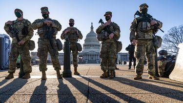 Elementos de la Guardia Nacional y agentes de la Policía del Capitolio montan guardia, el 3 de marzo de 2021, en Washington. (AP Foto/J. Scott Applewhite, Archivo)