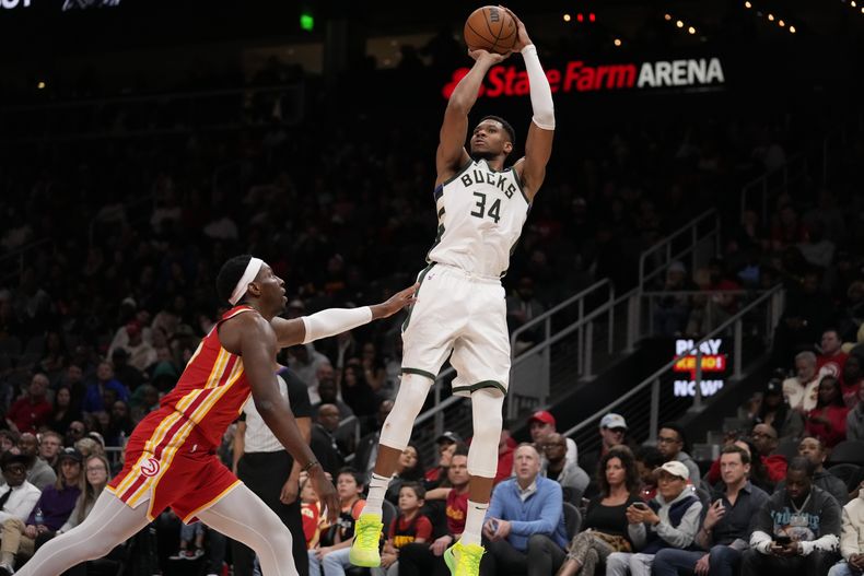 Giannis Antetokounmpo, alero de los Bucks de Milwaukee, dispara en la segunda mitad del encuentro del martes 4 de marzo de 2025 ante los Hawks de Atlanta (AP Foto/Brynn Anderson)