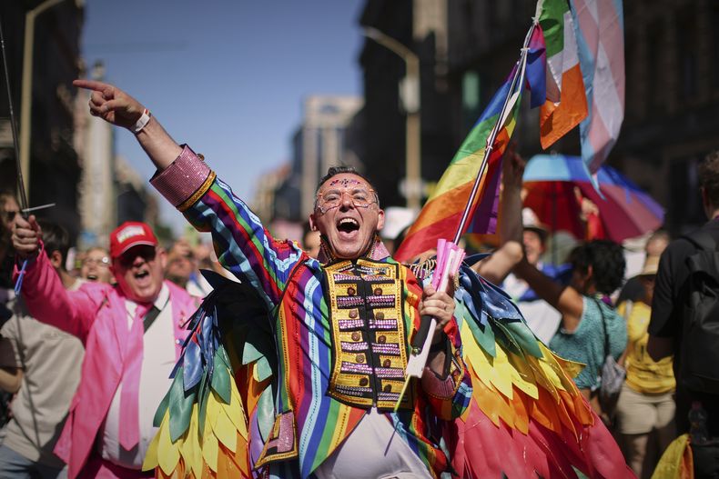 Un participante en la marcha del Orgullo LGBTQ+ vitorea en Budapest, Hungría, el sábado 28 de junio de 2025. (AP Foto/Rudolf Karancsi)