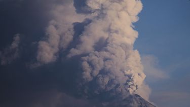 El Volcán de Fuego emite una densa columna de cenizas, visto desde Palín, Guatemala, el lunes 10 de marzo de 2025. (AP Foto/Moisés Castillo)