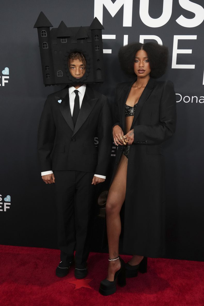 Jaden Smith, izquierda, y Willow Smith llegan a la 67a entrega anual de los premios Grammy el domingo 2 de febrero de 2025 en Los Ángeles. (Foto Jordan Strauss/Invision/AP)