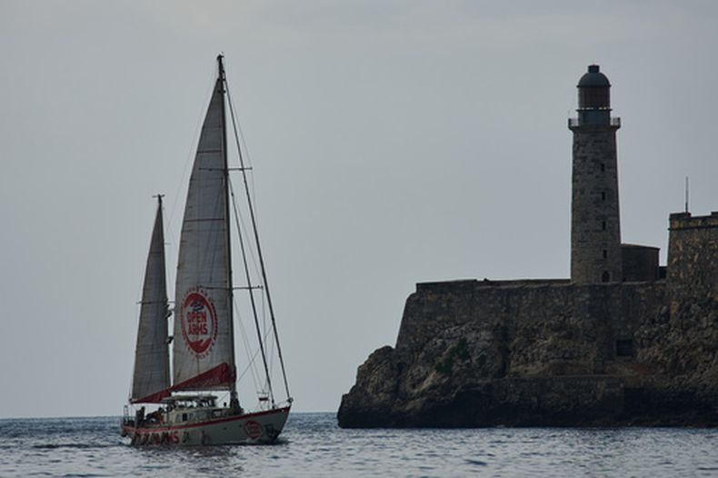 El navío Astral, de la organización humanitaria española Open Arms, llega el domingo 19 de julio de 2026 a la bahía de La Habana, Cuba. (AP Foto/Ramón Espinosa)