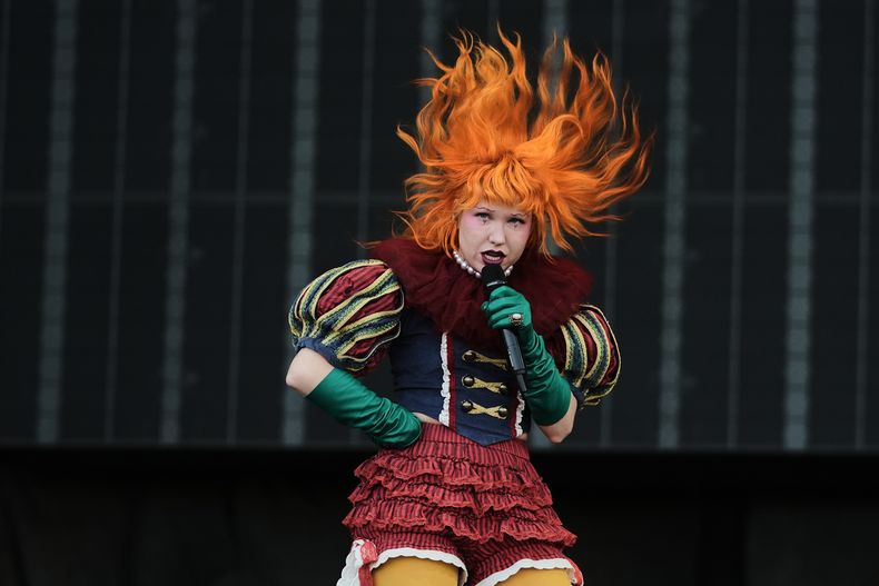 Michelle Buzz, cantante de la banda estadounidense Haute & Freddy, actúa durante el festival de música Corona Capital en Ciudad de México, el sábado 15 de noviembre de 2025. (Foto AP/Claudia Rosel)