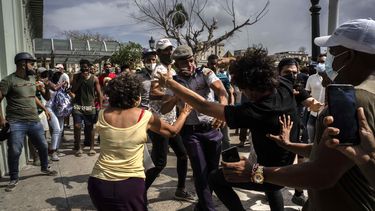 Cubanos protestan contra desabastecimiento y colas
